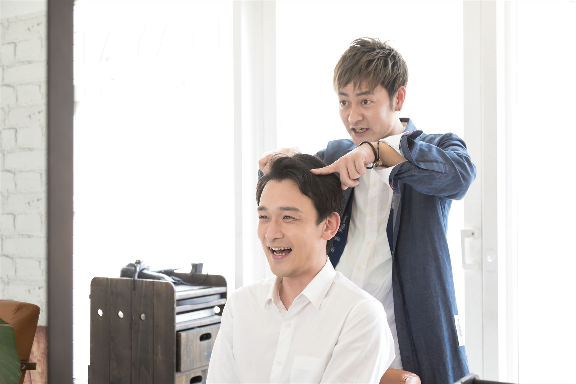 ヘアスタイルのアドバイスをするスタッフ (1)